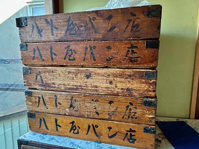 【ハト屋パン店】先代が愛用していた木製の番重（ばんじゅう）も受け継いでいます