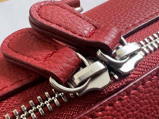 【ユニクロ レザータッチ2WAYボストンバッグ】ファスナーが2つあるのでバッグを大きく開けられます