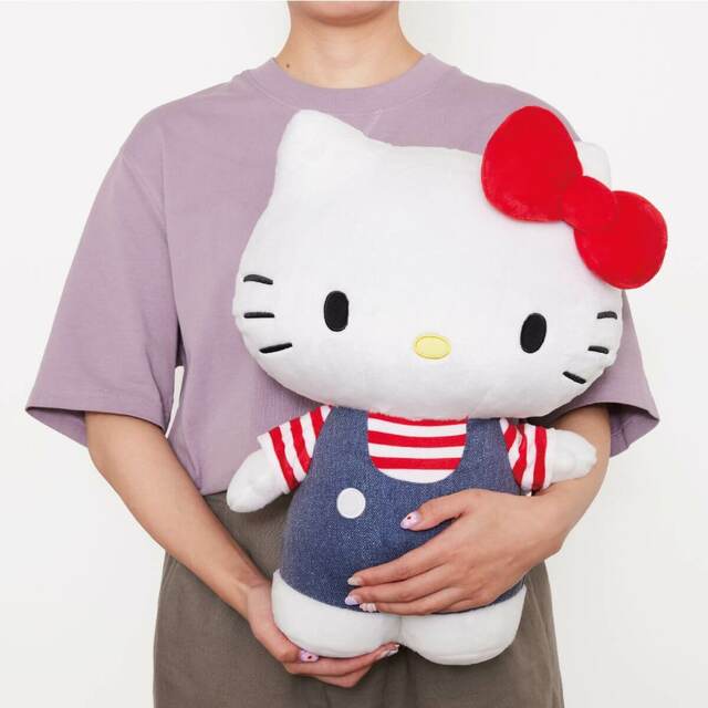 【HELLO KITTY 50th～ハッピーアニバーサリー★～】特賞「BIG! ハローキティ ぬいぐるみ」抱っこするのにちょうどいいサイズ感です♪