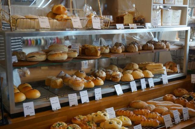 店内にはたくさんのパンや焼き菓子が並ぶ