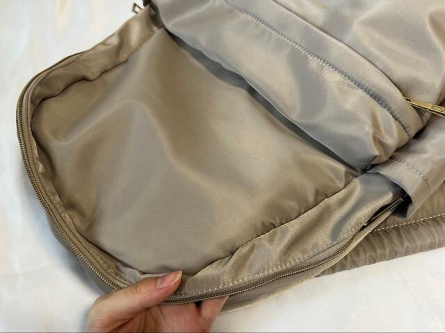 【ROPE’ PICNIC リサイクルポリエステルツイルリュック】光沢のある生地感で高級感があります。ベージュ系はちょっとくすんだ色味がおしゃれ!