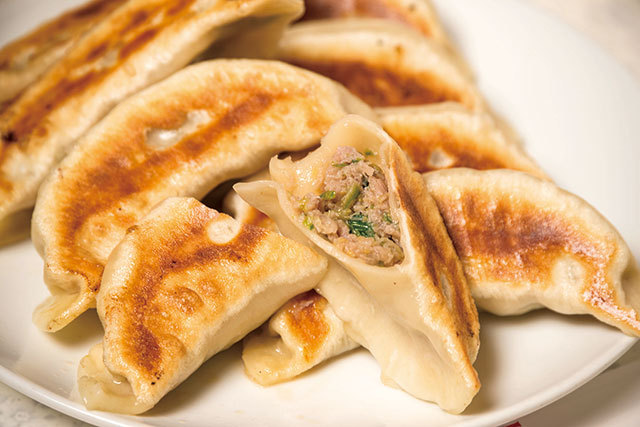 「ジャンボ餃子」の名店／中国料理 蓬莱（八重洲）　特製焼き餃子　 8個1468円（2個367円から注文可）