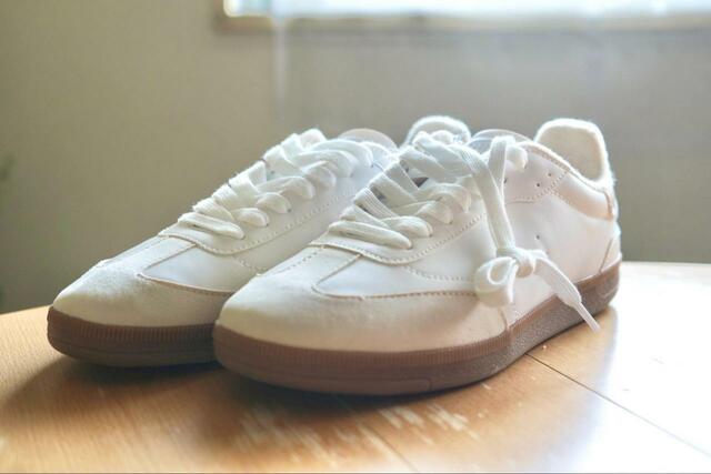 【H＆Mスニーカー】ホワイト／ライトベージュを購入。シンプルな真っ白ではなく、オフホワイトといった色味が良い