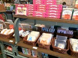 お菓子などのお土産もジブリらしいパッケージ