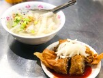 同じく北投中継市場の食堂の鼎邊銼(ディンビェンツオ/米粉片)と鶏肉巻(挙げ肉巻き)。鼎邊銼は基隆夜市が有名だが、北投市場のものは手作り感が強く、もちもちで美味