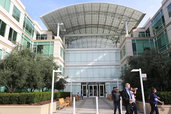 Apple本社の正面の様子。Appleファンあこがれの場所に、ついにやってきました！