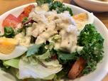 【ガストフィットメニュー】鶏肉とケールだけじゃなく、トマトにブロッコリーにゆでたまごに紫キャベツなどなど、野菜がたっぷり