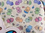 素材はポリエステル裏PVC貼。淡いイエローをベースに『こんなこいるかな』に登場する、個性あふれる12人のキャラクターが勢揃いした豪華な総柄デザイン！