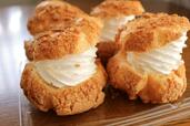 【ロピア　シュークリーム　4個　999円】中にはホイップクリーム入り