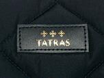 ブラックのレザー調ロゴタグ付き。「TATRAS」のロゴはゴールドで刻印!