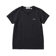 【UNIQLO x ANYA HINDMARCH T-SHIRT SHOP】「T2CLASSIC/スラブT」1,990円／軽量で柔らかなコットンスラブ素材を使用した、すっきりとしたフィット感の一枚。