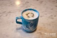 ＜リトル・マーメイド＞カフェラテ ￥790（税抜） / マグカップ付き ￥2,390（税抜）