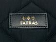 ブラックのレザー調ロゴタグ付き。「TATRAS」のロゴはゴールドで刻印!