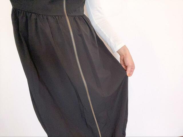 【GU フロントジップバブルヘムワンピース】接触冷感機能付き。着た瞬間にひんやりと感じられるので、春夏はもちろん残暑の続く秋口も快適に過ごせます♪