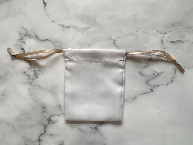 バックは装飾がないシンプルなデザイン