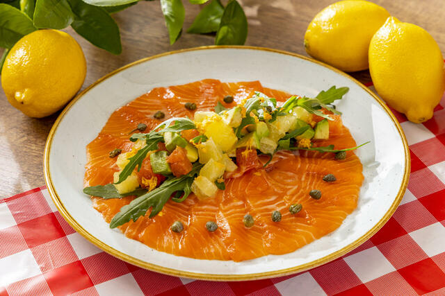 「サーモンマリネ サルサアグルーミ 蒲郡みかんのヴィネグレット」＜期間：2026年3月12日～5月14日＞【美しい海と太陽が育んだ“南イタリアの美食”を心ゆくまで堪能！ヒルトン名古屋で「スプリングランチ＆ディナービュッフェ」開催！】