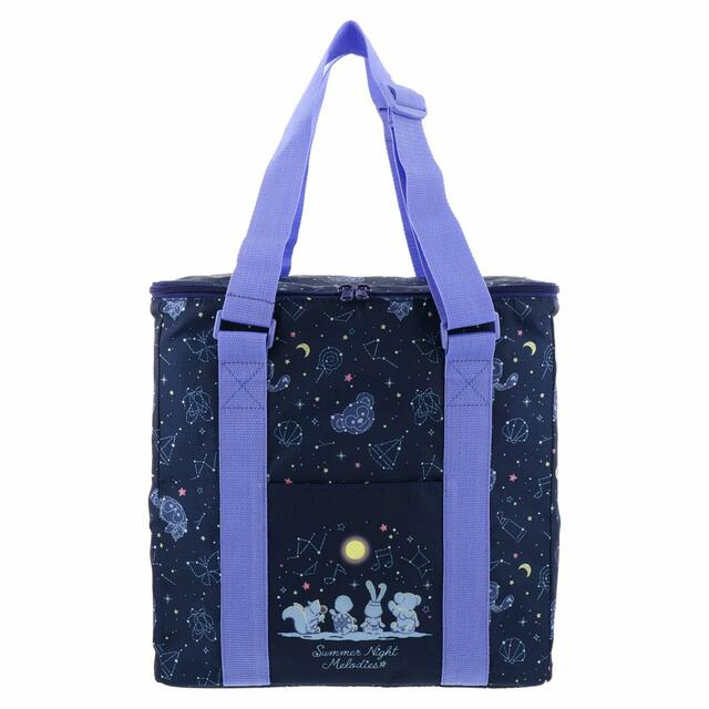 ランチバッグ 3,600円|サイズ:(本体)高さ約32×幅約32×マチ約20cm|「ダッフィー&フレンズのサマーナイト・メロディー」スペシャルグッズ|東京ディズニーリゾート40周年“ドリームゴーラウンド”|発売日:2023年7月3日(月)|販売店舗:東京ディズニーシー「マクダックス・デパートメントストア」