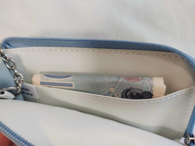 お札やカード入れとして使える