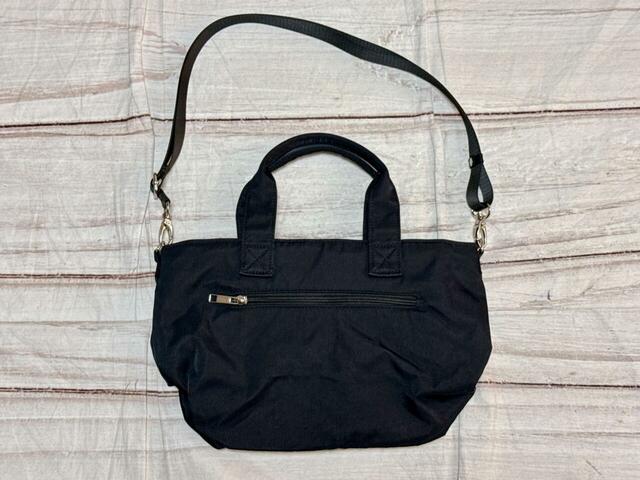 背面にはファスナーポケット付き