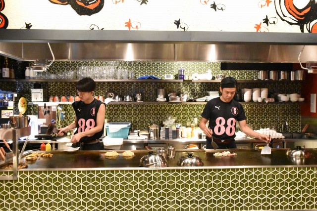 ショーみたいなオープンキッチンで焼かれるお好み焼き