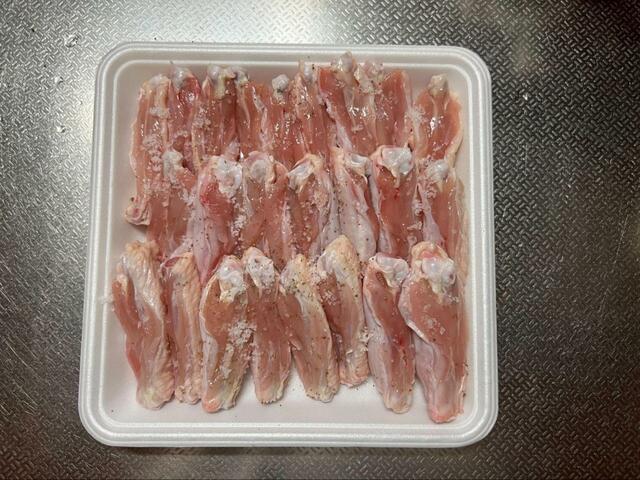 【ニトリ　ノンオイルフライヤー　手羽中の唐揚げ】下味として塩コショウを振ります