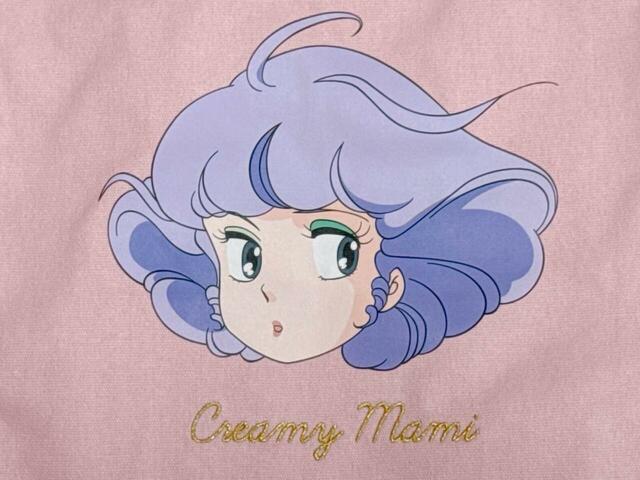 前面中央におすまし顔がかわいいマミのイラストプリント入り!