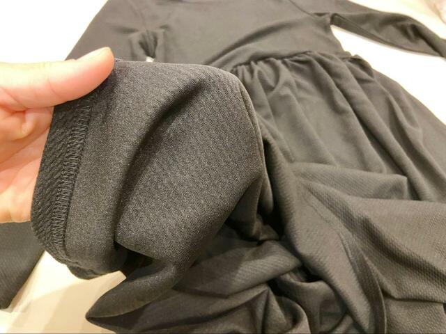 【coca エンボス加工 Aラインワンピース 】裏の生地の質感も表生の地と同様エンボス加工。さらりとした肌触りです