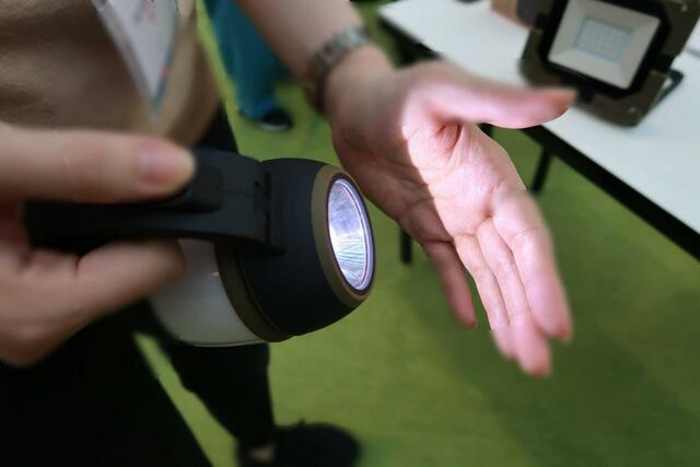 ヴァリアブル ランタンライト 乾電池式/980円/懐中電灯にした状態