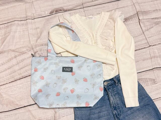 【カルディ いちごバッグ】トレンチコートやデニムに合わせてもかわいい！