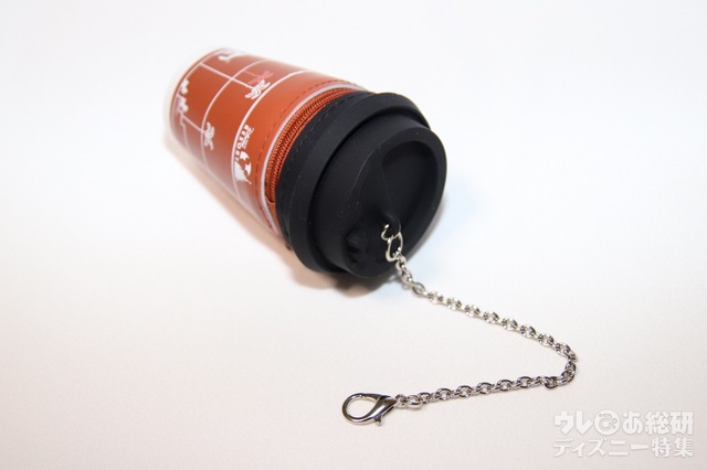 チェーンは少し長め。リュックやトートバッグにもつけられます。