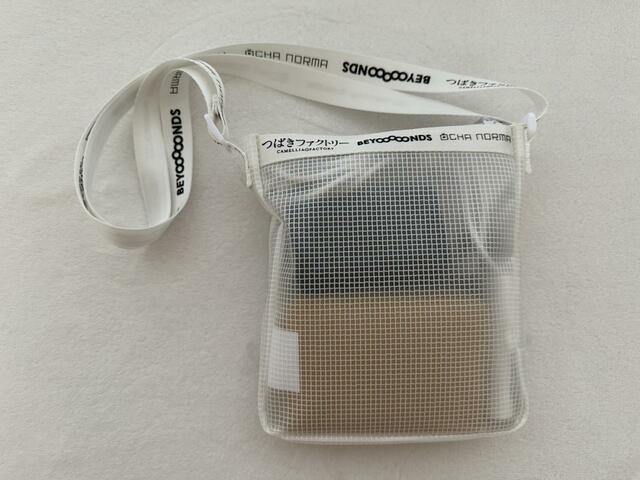 表面の透け感を活かして見える収納もかわいい【GU】クリアバッグ HELLO! PROJECT(カラー01 OFF WHITE):1,990円(税込)