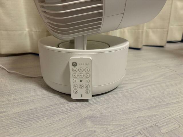 【アイリスオーヤマ WOOZOO 360 barrel】リモコンは本体の側面やマグネットボードなどに取り付けて収納できるので、紛失を防げます