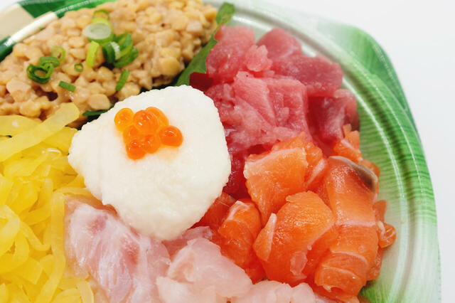 【角上魚類の刺身・寿司・惣菜ランキング 9位】「海鮮ばくだん丼」1パック 800円（税込）