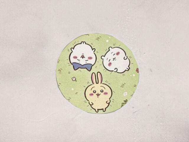 まず、シールイラストの中からシールにしたいイラストを選び、カットします