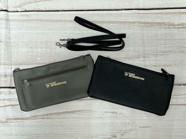 スマホケースと薄財布、ショルダーストラップが入っていました！