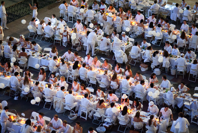 超優雅な“白”で統一されたパーティー「ディネ・アン・ブラン」