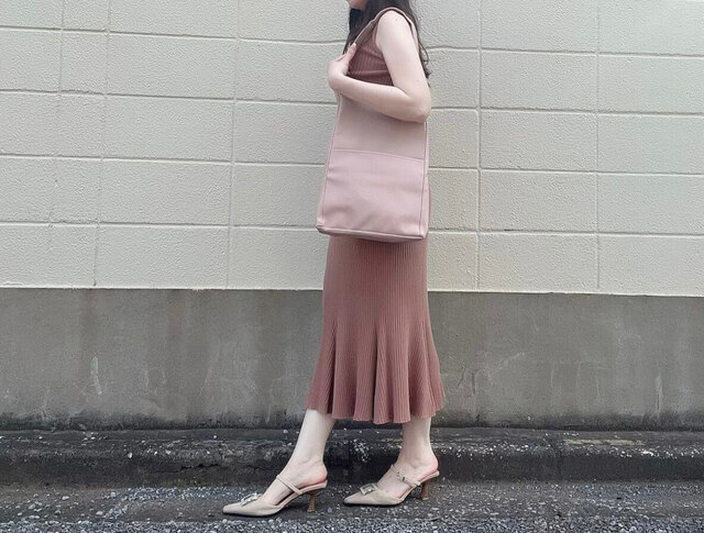 肩にかけて持てるので、PCを入れても楽々持てます♡『Her lip to 5th Anniversary Book One Handle Bag ver.Her lip to』小嶋陽菜完全監修「ハーリップトゥ」One Handle Bag（ワンハンドルバッグ）価格：3,289円（税込）