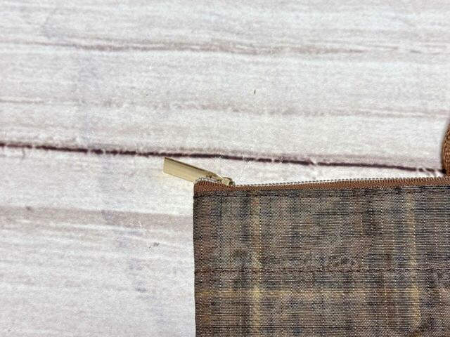 開口部はファスナーで開閉する仕様