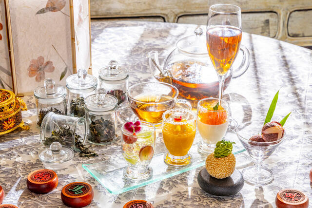 4種類のデザートとグラスライチに加え、ウェルカムドリンクとお好みの中国茶も楽しめる。【ヒルトン東京『チャイニーズアフタヌーンティー三国志』】