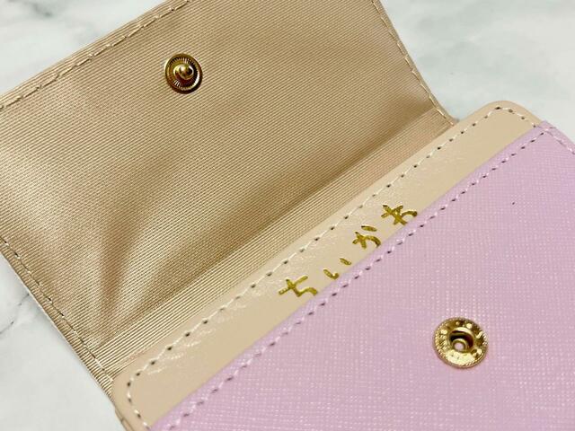 金具もゴールドに統一されており、高級感抜群！【アベイル×ちいかわ】名刺入れ（ちいかわ）※モモンガデザインの名刺入れ：1,980円（税込）