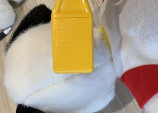 生地と生地の縫い目の跡をブラシで逆撫でで目立たなくする