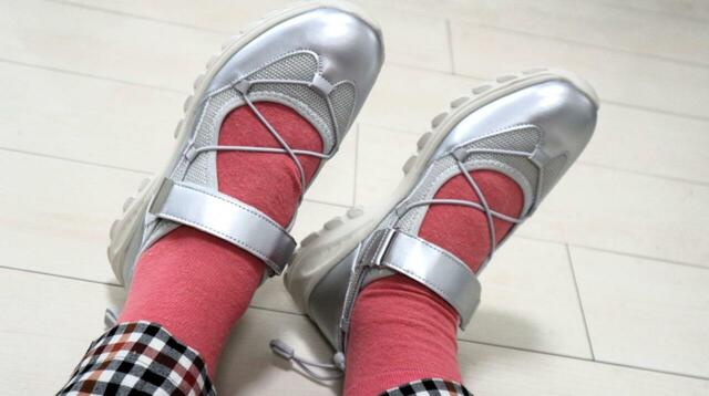 【GLOBAL WORK エアかるクッションコードスニーカー】バレエシューズ風で甲に抜け感があり、靴下との組み合わせが楽しめます♪