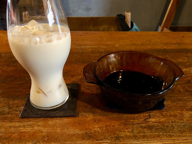 【業務スーパー　タピオカドリンク（ミルクティー）】タピオカをレンジで温め、牛乳と氷を入れたグラスを準備します。