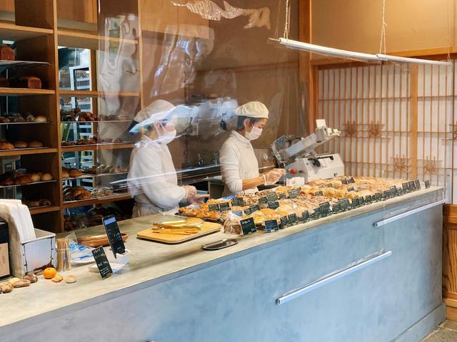 ほしいパンをスタッフに伝えるとトングでトレーに取ってくれる／根津のパン