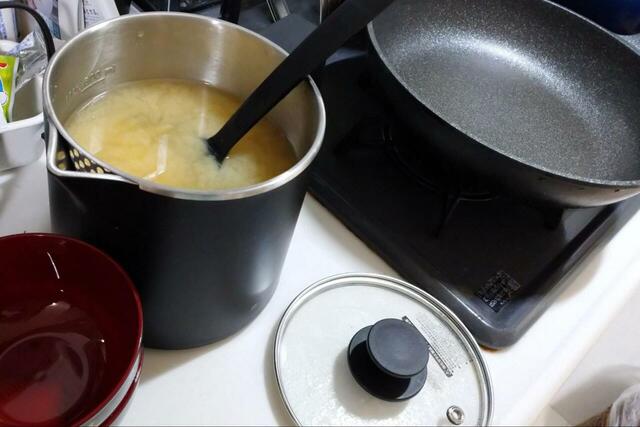 【ニトリ 1台3役の電気ケトルポット】取り分けや再加熱がしやすいので、みそ汁やスープなどにもおすすめです◎