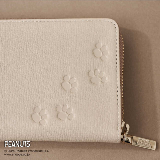 【サマンサタバサ】「長財布」型押しでデザインされた足跡のアートがさらに世界観をプラス