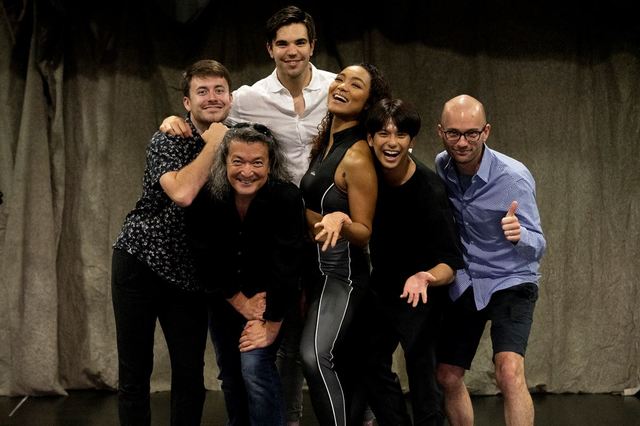 左から)Camden Loeser(振付補)、Mahlon Kruse(演出補)、Kai Johnson-Peady(サーカス・レプリケーター)、Crystal Kay、森崎ウィン、Ryan Cantwell(音楽スーパーバイザー)