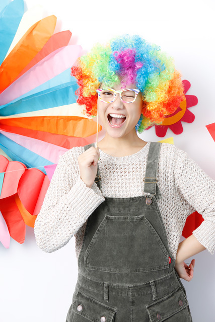 「アフロ、まだですか？」 レインボーアフロも、率先してかぶる佐江ちゃん