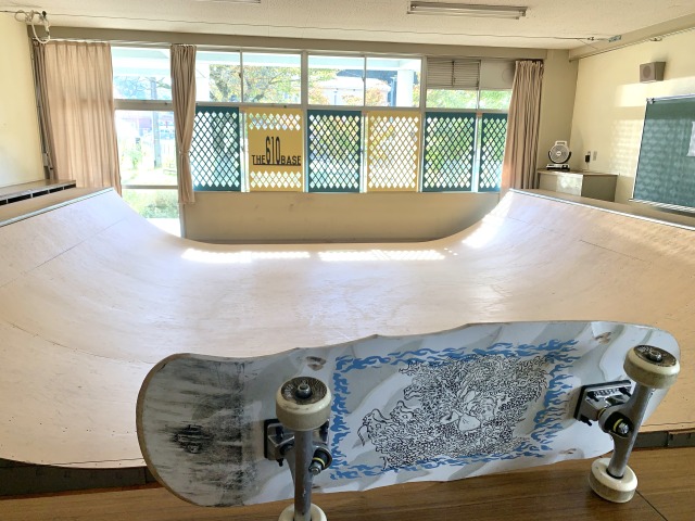 教室を利用してスケボーやBMXが楽しめるバンクも作った