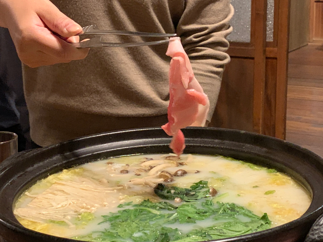 一般的には鶏肉だそうだが、同店では豚肉で味わえた